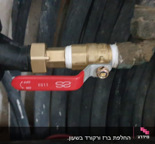 שסתום פליז עם ידית אדומה לצנרת מים